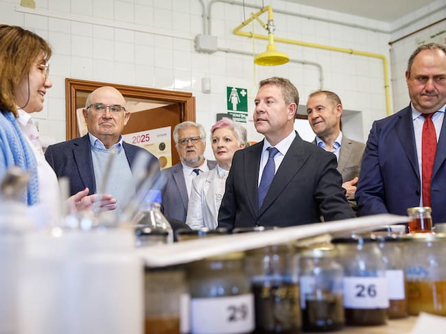 García Page visita el Centro Apícola de Marchamalo que también albegará el Centro del Huevo