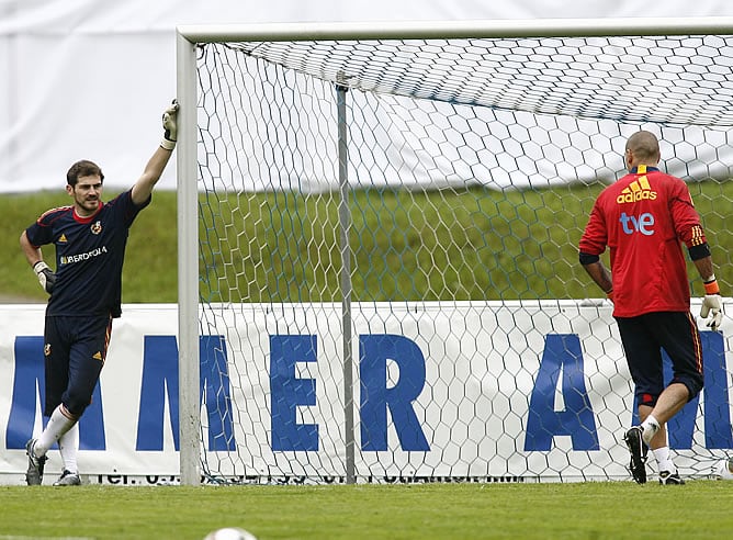 Casillas y Valdés, durante un entrenamiento de la Selección