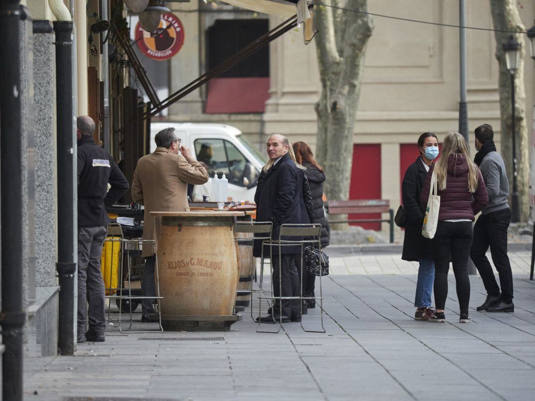 Varias personas en la terraza de un bar de Pamplona durante el primer día de la desescalada de la segunda ola del coronavirus en Navarra (España), a 26 de noviembre de 2020