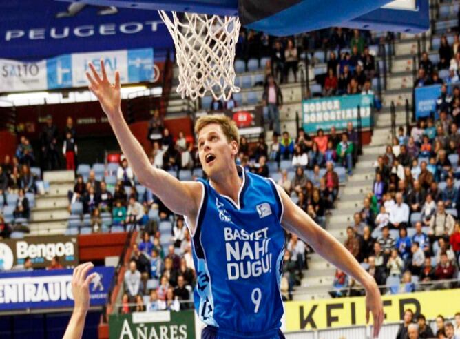 El ala pivot americano encara el aro contrario