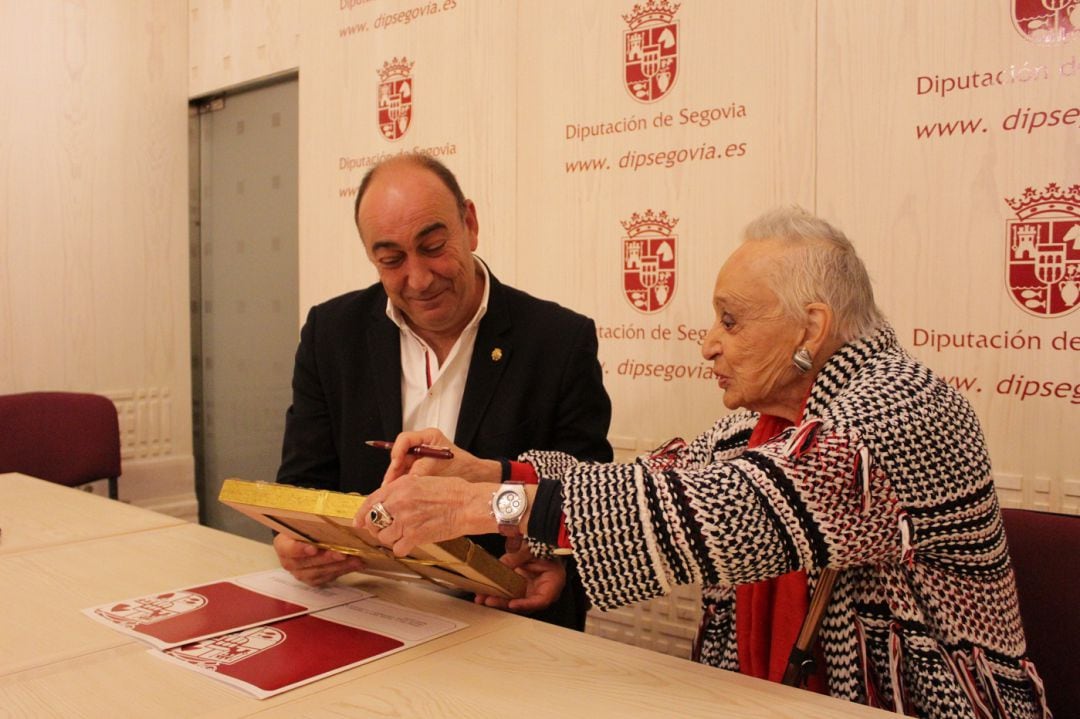 El presidente de la Diputación, Miguel Ángel de Vicente,y la nieta de Ignacio Zuloaga, María Rosa Suárez Zuloaga, durante la firma del convenio de colaboración entre ambas instituciones