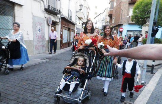 Familia vestida con el traje típico de taranconero y taranconera.