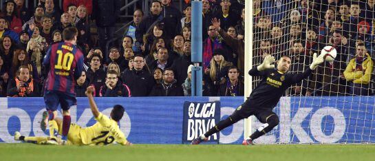 El meta del Villarreal para un balón de Leo Messi