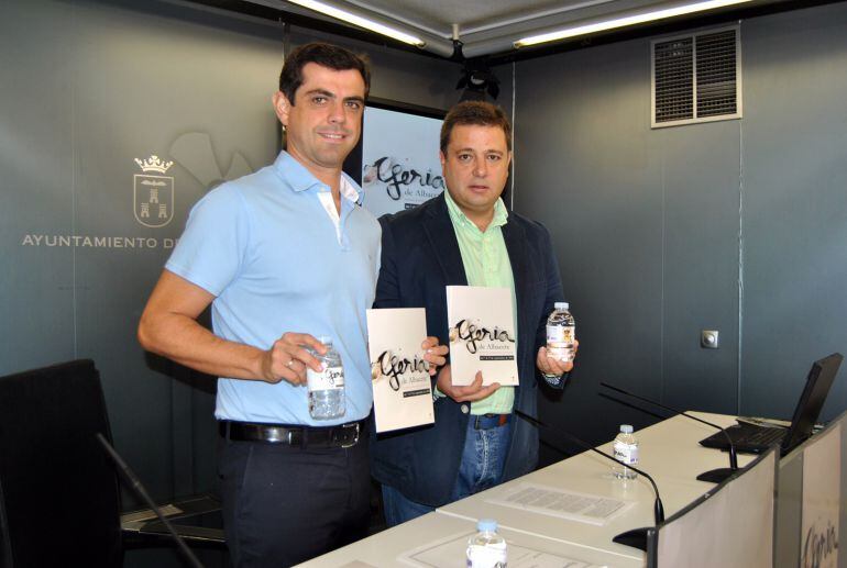 El alcalde de Albacete Javier Cuenca y el concejal Manuel Serrano en la presentación de la feria 2015