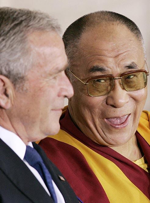 Bush junto al Dalai, en la ceremonia.