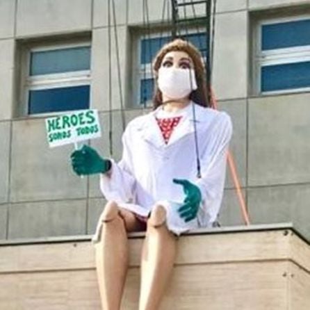 Euterpe a la entrada de la OMIC de Sant Vicent del Raspeig