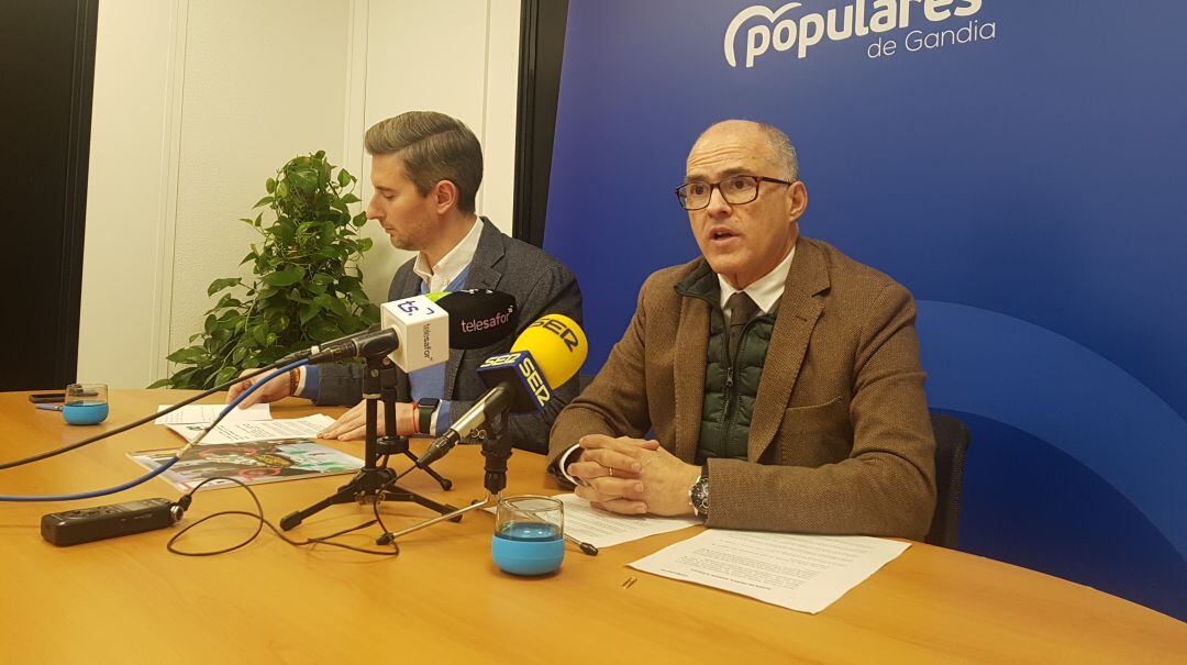 El senador del PP Fernando de Rosa en Gandia junto a Víctor Soler  