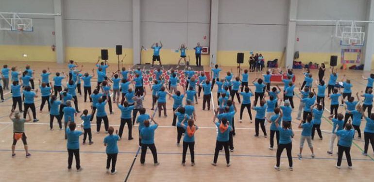 Más de 200 personas clausuran el curso de gimnasia con una clase de yoga