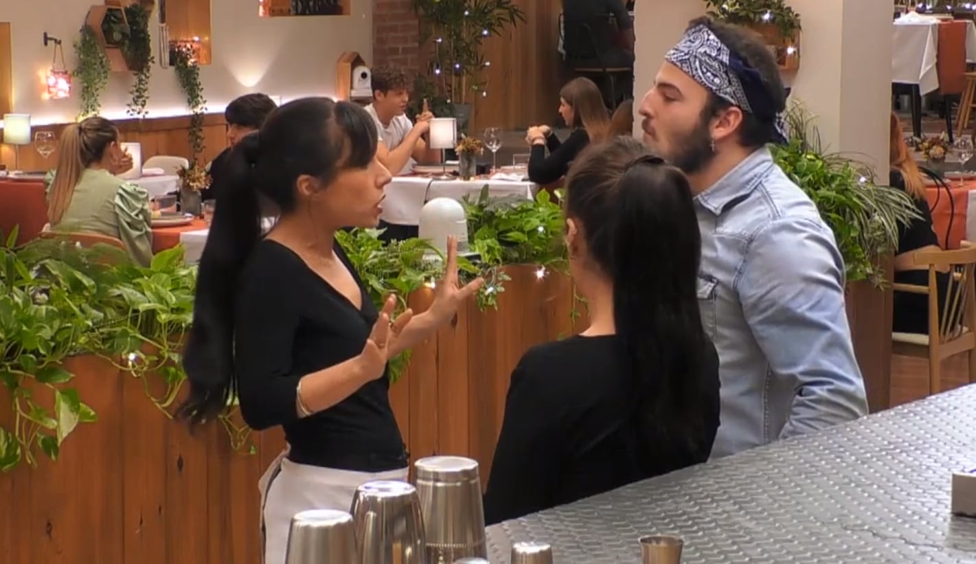 Álex junto a las camareras de First Dates.