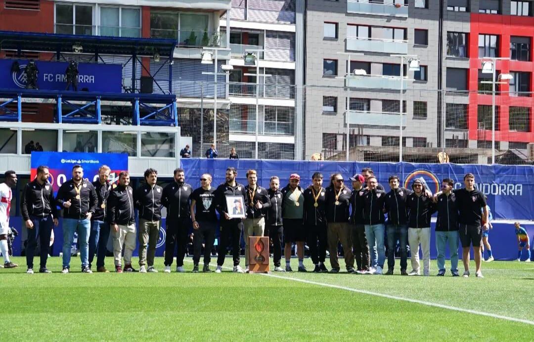 Els jugadors del VPC reben el reconeixement per part de l'FC Andorra.