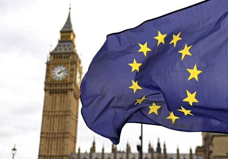 La bandera de la Unión Europea ante el Big Ben en Londres, Reino Unido. 