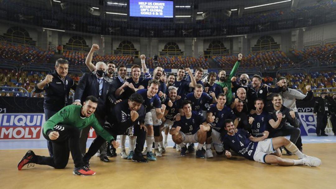 La selección de Argentina con Manolo Cadenas tras vencer a Croacia 