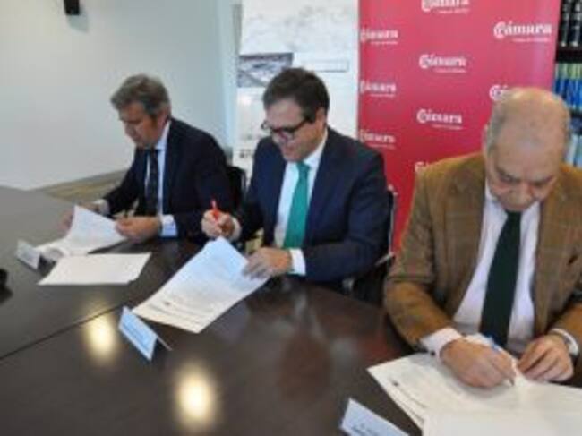 Firma del convenio para el vivero industrial en Palmones en la Cámara de Comercio.