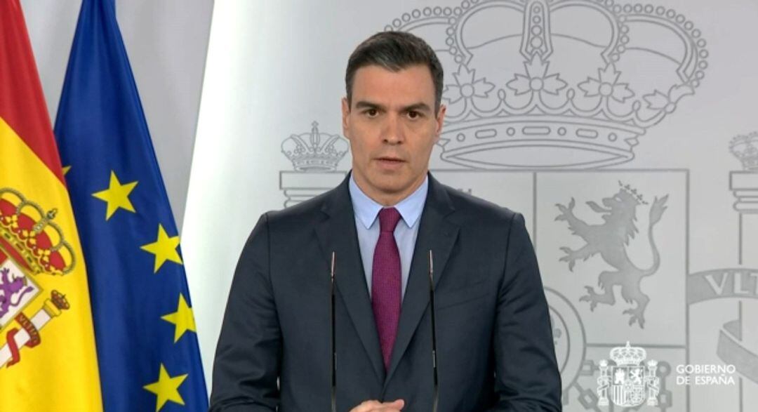 Captura de la señal institucional de Moncloa del presidente del gobierno, Pedro Sánchez, durante la rueda de prensa telemática ofrecida este martes, cuadragésimo quinto día del estado de alarma por el coronavirus