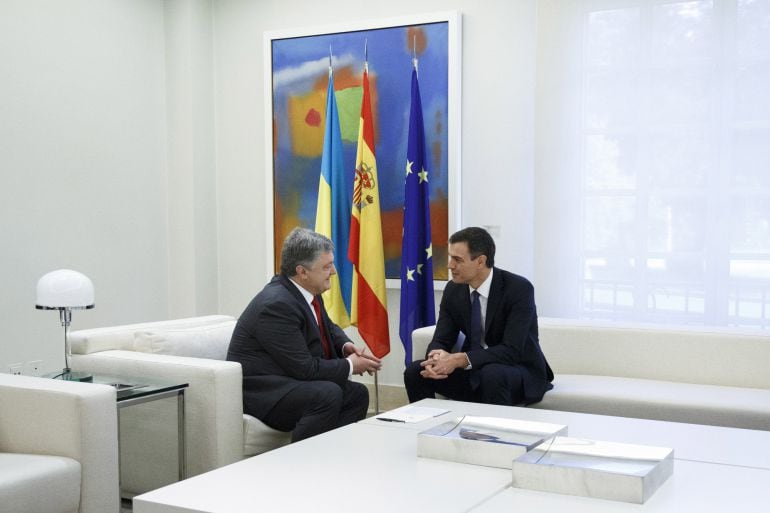 Pedro Sánchez, presidente del Gobierno, charla con su homólogo ucraniano, Petro Poroshenko en el Palacio de la Moncloa.