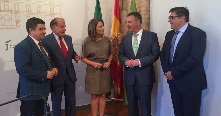 El presidente de la Diputación de Jaén, Francisco Reyes (primero por la izqda), junto a la delegada del gobierno, Ana Cobo, y otras autoridades políticas y responsables de Endesa.