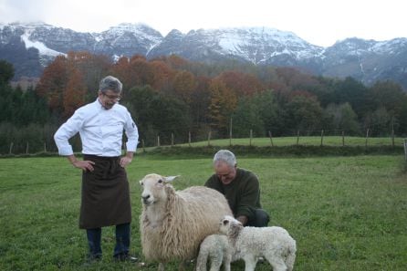 Rafa Gorrotxategi junto a un pastor destacado por la leche de sus ovejas