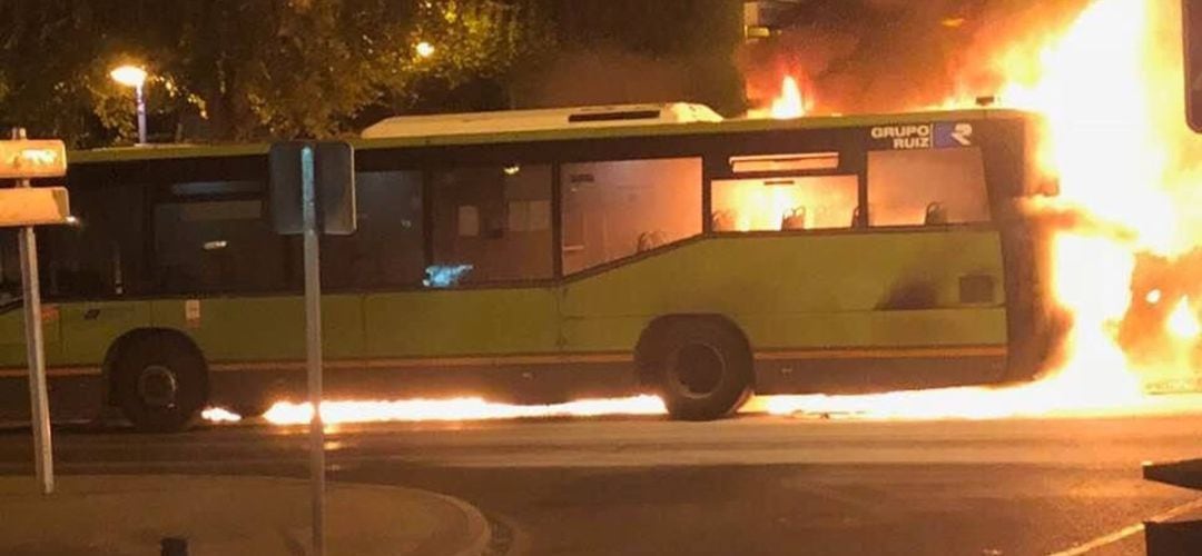 El vehículo quedó completamente calcinado por las llamas