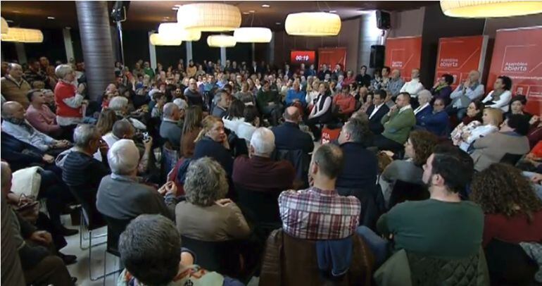 Momento de la asamblea, con Pedro Sánchez en el centro