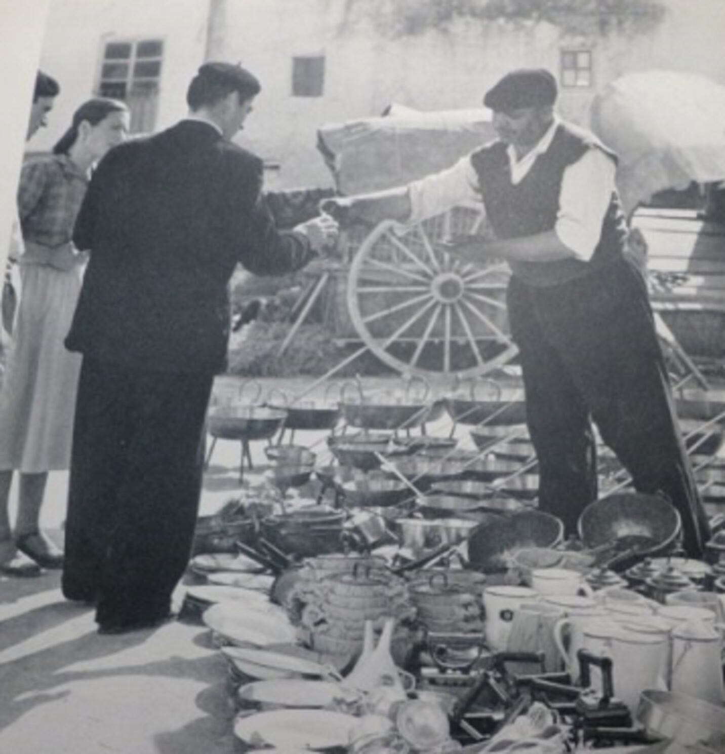 Mercado de los lunes en la Plaza Mayor de Belmonte. Fuente: todocoleccion.net