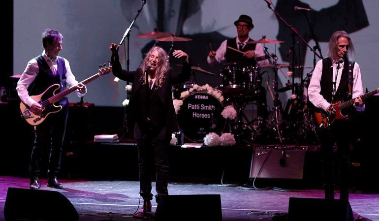 Patti Smith y su banda durante una actuación en Turquía en junio de 2016