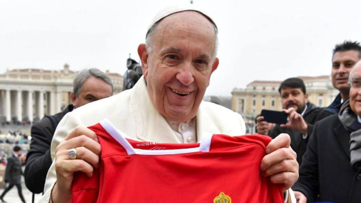 El Papa Francisco se hace del Real Murcia