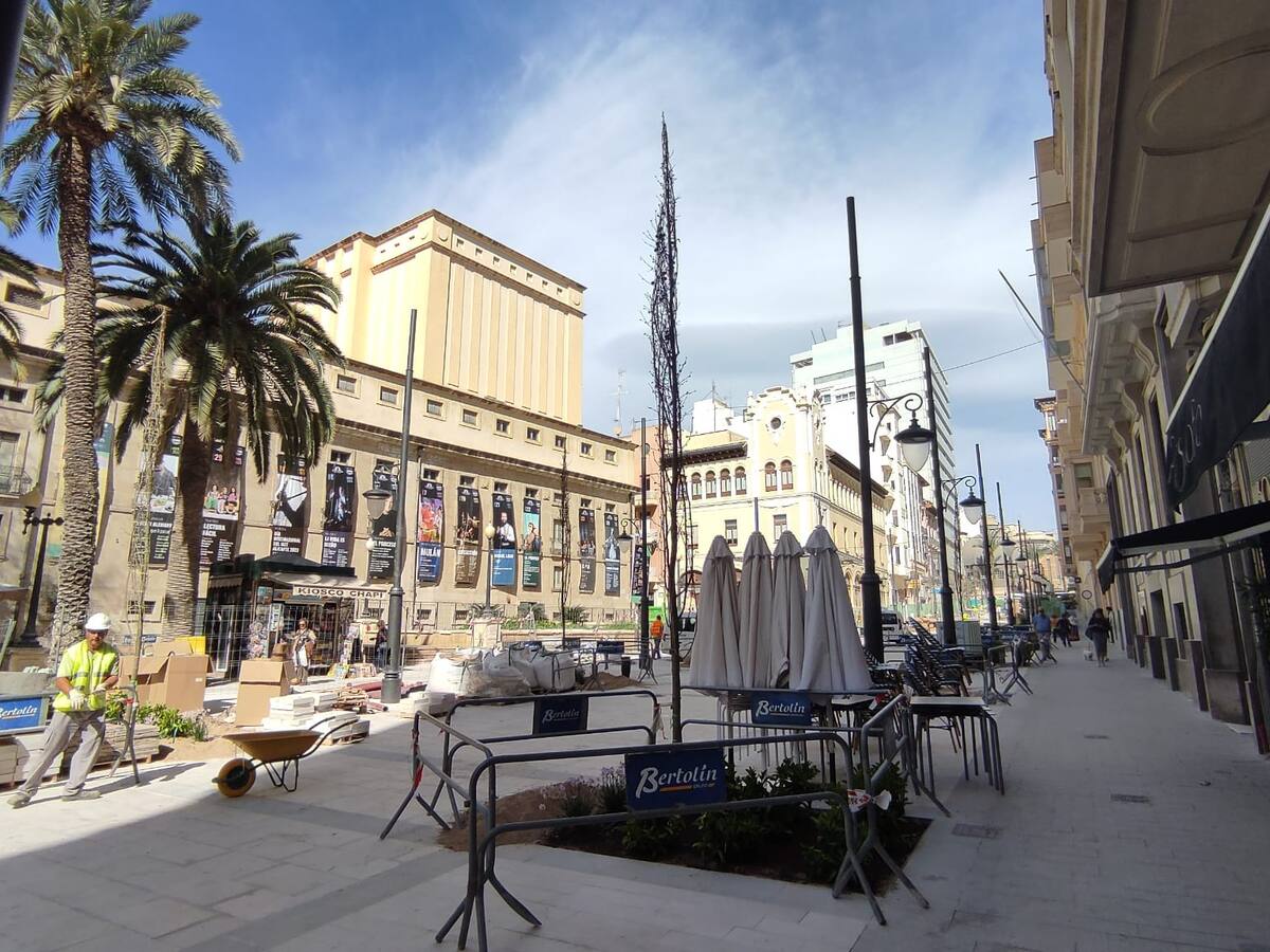 Una avenida de la Constitución peatonal y sin melias, lista para dar la bienvenida a la Semana Santa