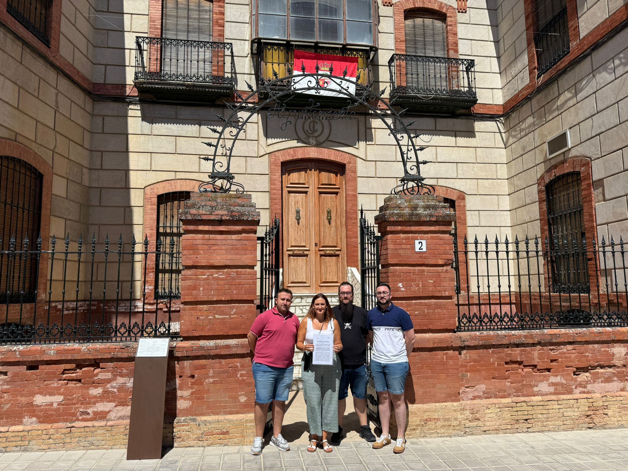 La próxima alcaldesa de LaHiguera, la socialista Inmaculada Morales, junto a otros compañeros de partido.