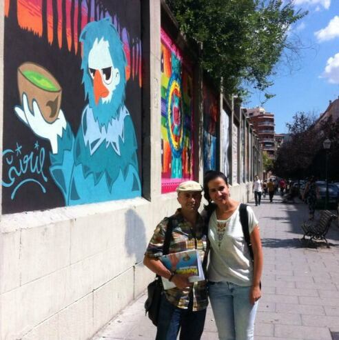Pepe Viyuela y Elena Jiménez en la glorieta de Embajadores delante de uno de los murales de la Tabacalera.