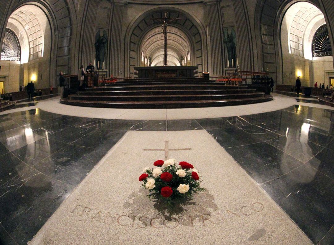 Fotografía de archivo tomada el 3 de diciembre de 2011 que muestra el interior de la basílica del Valle de los Caídos.