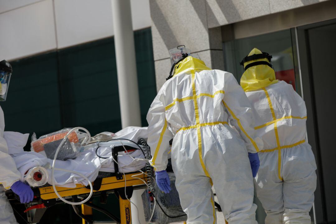 Sanitarios atienden a un paciente durante la pandemia de coronavirus