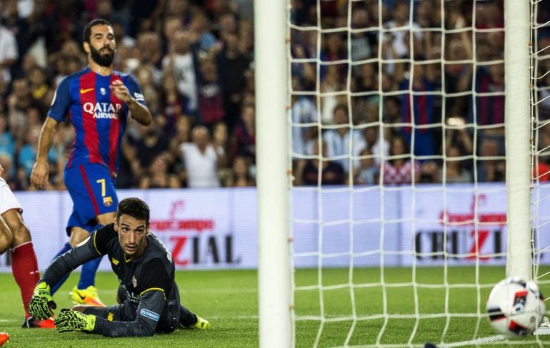 Sergio Rico encaja el gol del centrocampista turco del FC Barcelona Arda Turan