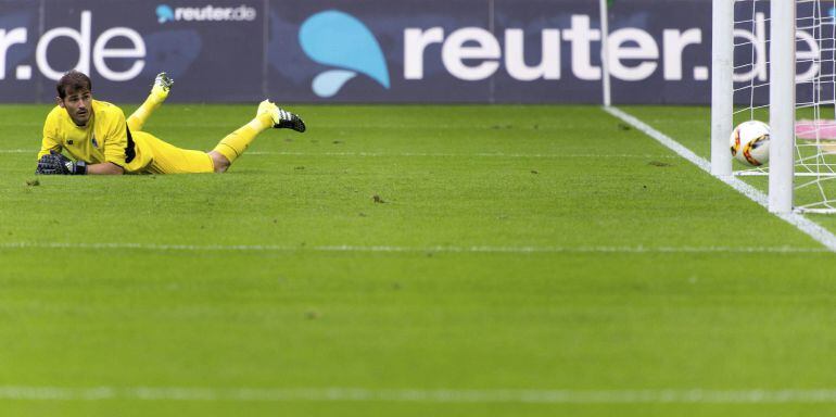 Iker Casillas ve como el balón entra en su portería