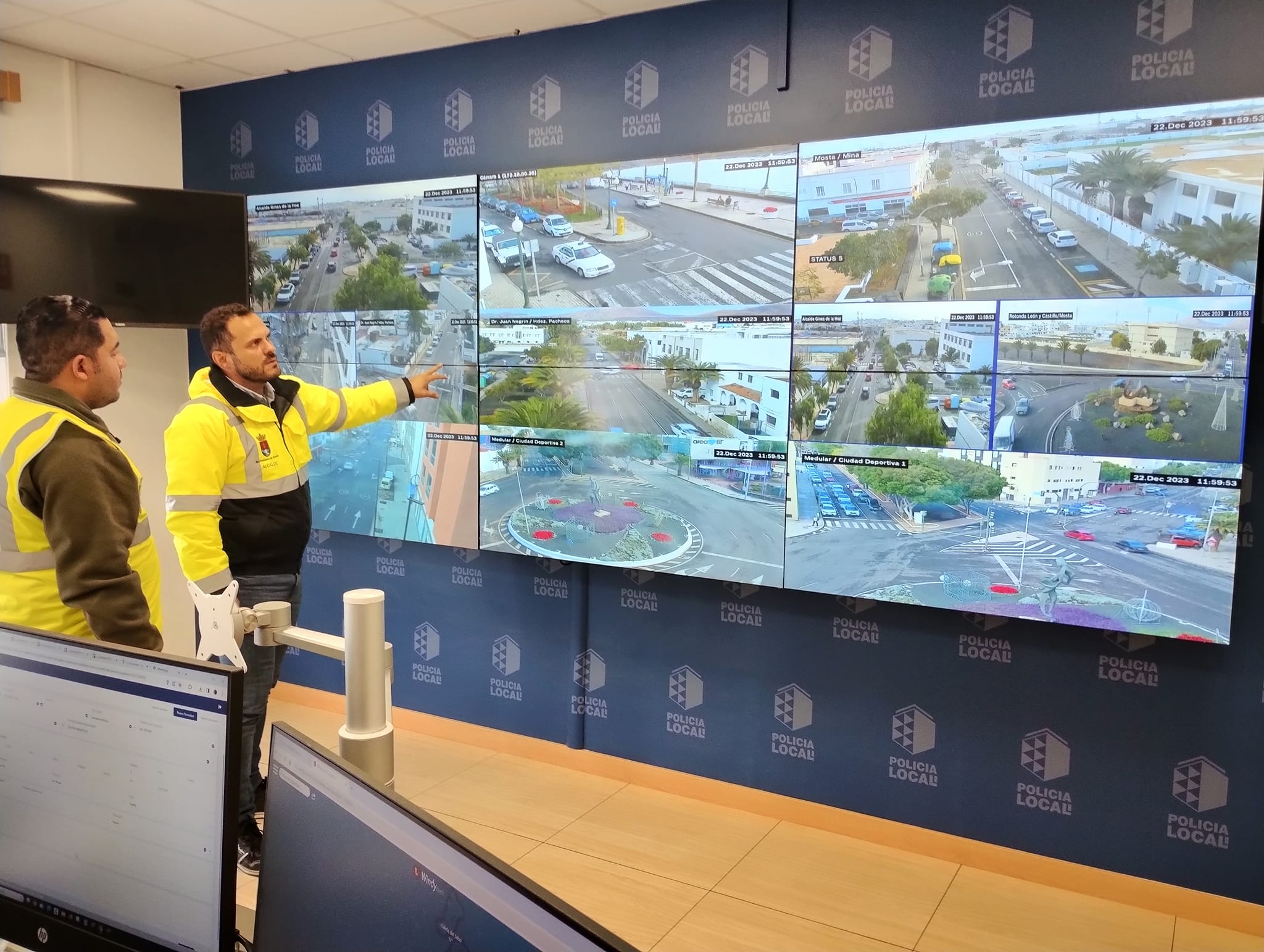 El alcalde de Arrecife, Yonathan de León, junto al concejal de Seguridad, Kevin Cortés, en la sala de control.