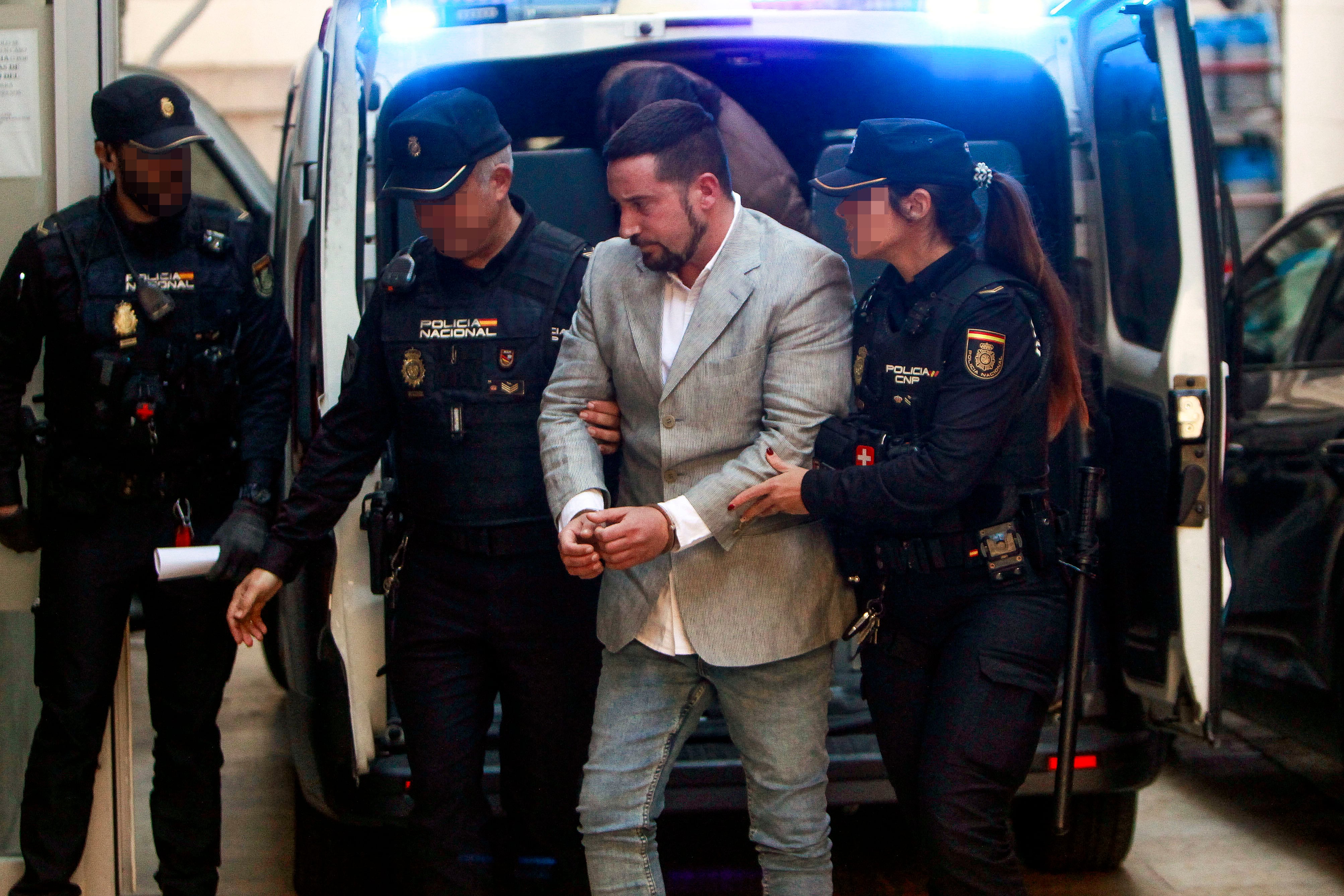 GRAFCVA1519. ALICANTE, 12/01/2026.- El hombre acusado de asesinar de 18 puñaladas a su pareja sentimental, de 27 años, en el domicilio que compartían ocasionalmente en Alcoy (Alicante), a su llegada a al Audiencia Provincial de Alicante donde es juzgado por un jurado popular. EFE/Pep Morell