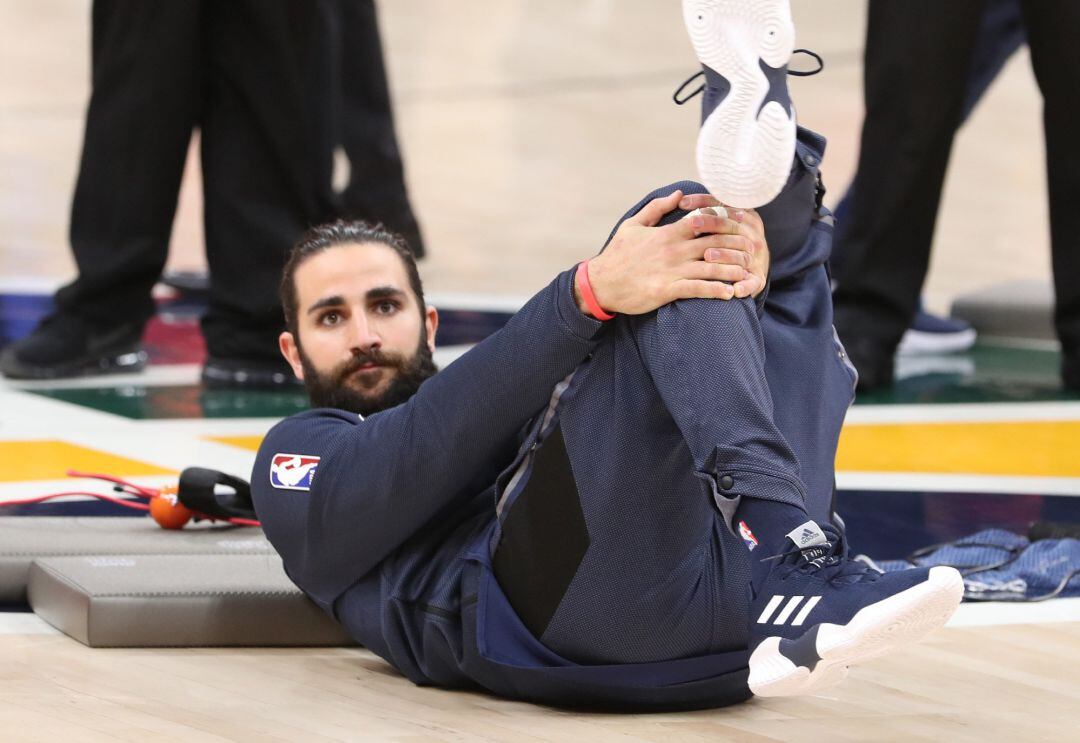 El jugador español de los Utah Jazz, Ricky Rubio, en el calentamiento previo a un partido ante los Memphis Grizzlies.