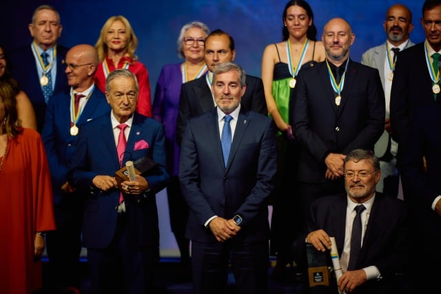 Los Premios Canarias y las Medallas de Oro de canarias recogen el galardón durante el acto institucional del Día de Canarias que se celebró en el Teatro Pérez Galdós de las Palmas de Gran Canaria