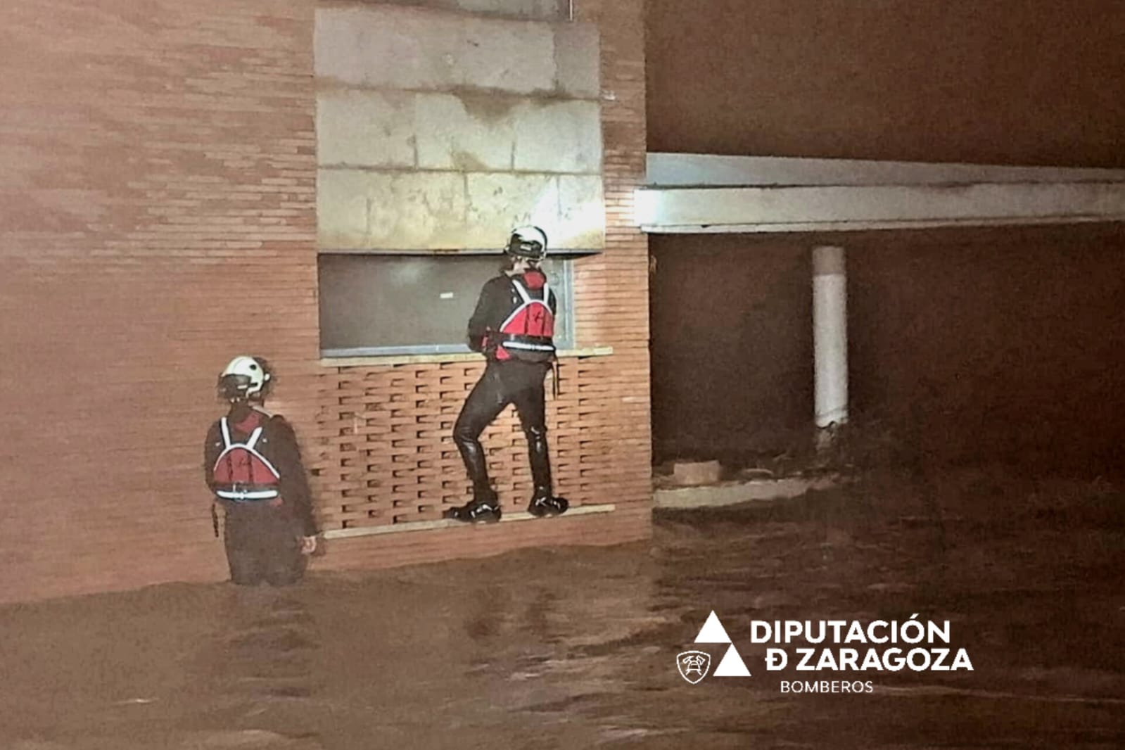 Rescate de los bomberos de la Diputación de Zaragoza en el centro de salud de Azuara (Rescatadas 19 personas aisladas por las inundaciones y fuertes tormentas en Azuara y Letux (Zaragoza)
