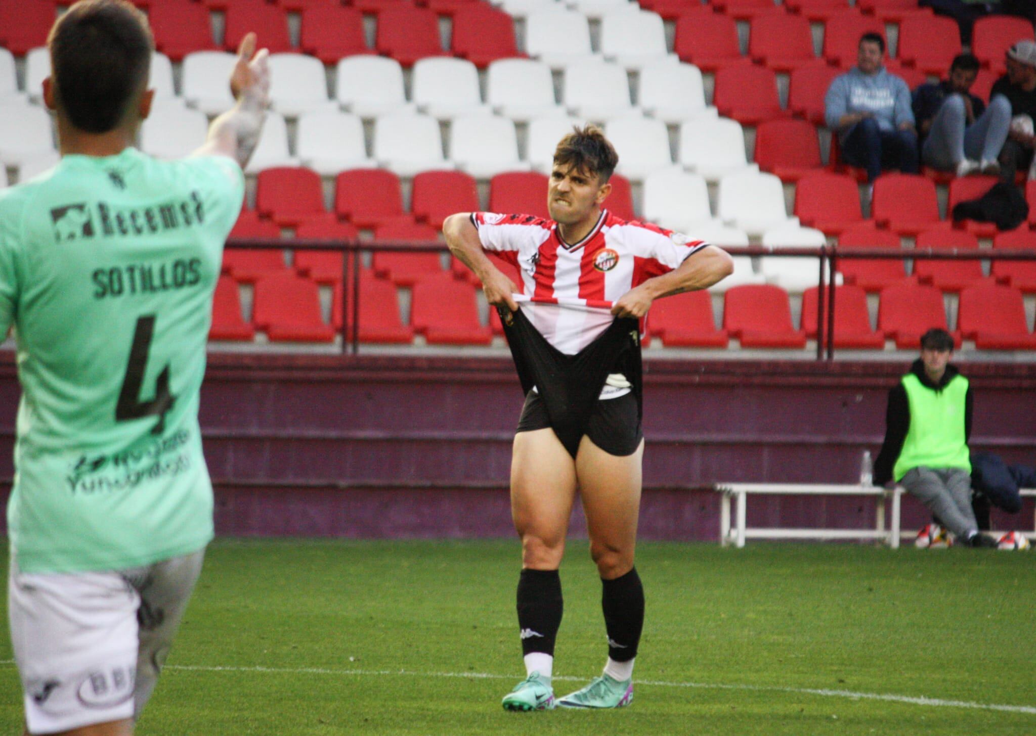 Dani Garrido se lamenta de una acción marrada en la primera mitad / SD Logroñés