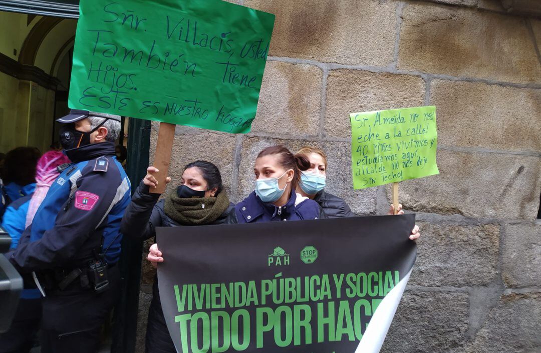 Tres vecinas del edificio de la calle Luna 32 se suman a las protestas contra el desalojo en esa calle