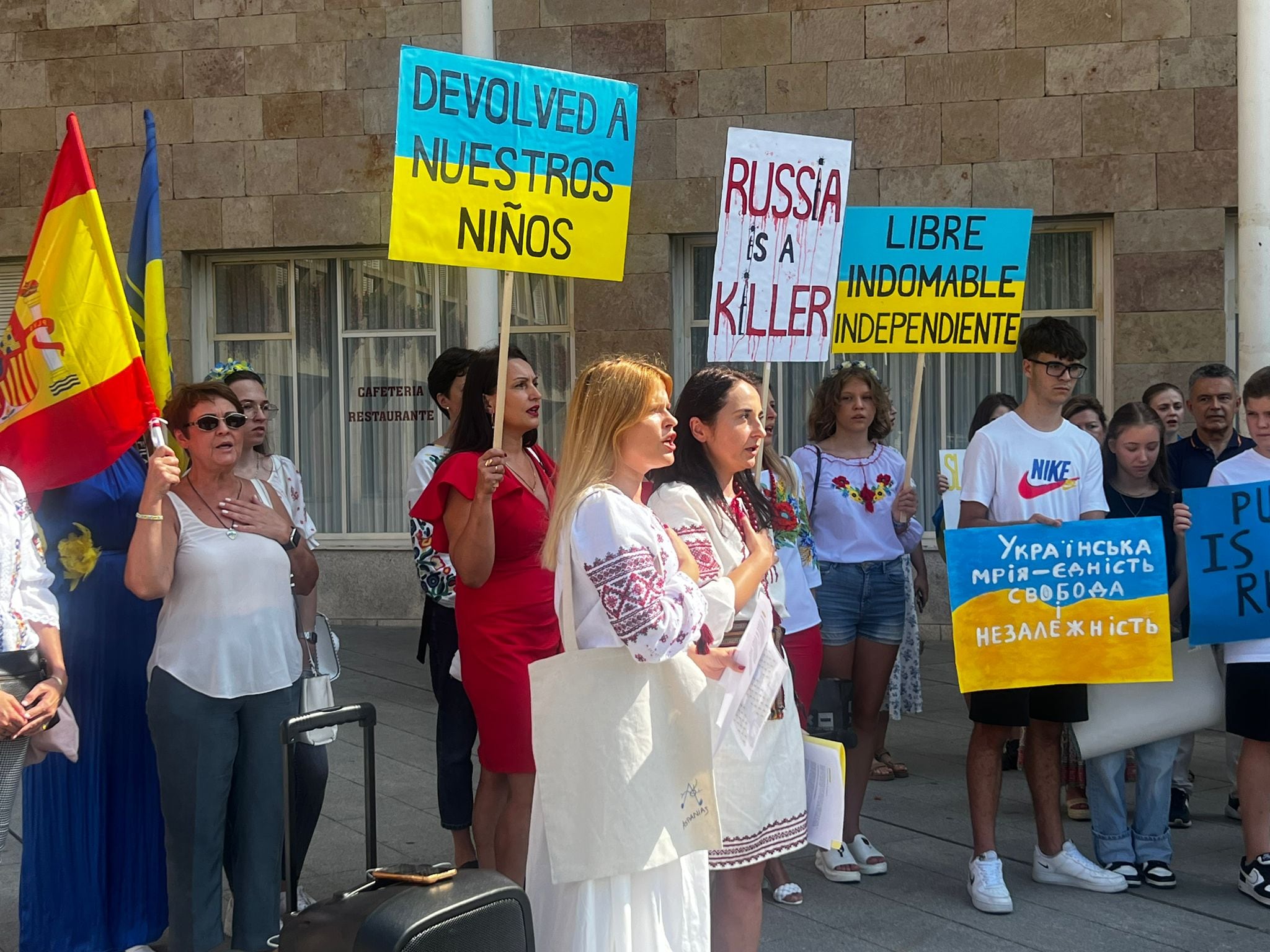 Portavoces de Ucrania Rioja en la concentración de la Plaza del Ayuntamiento de Logroño.