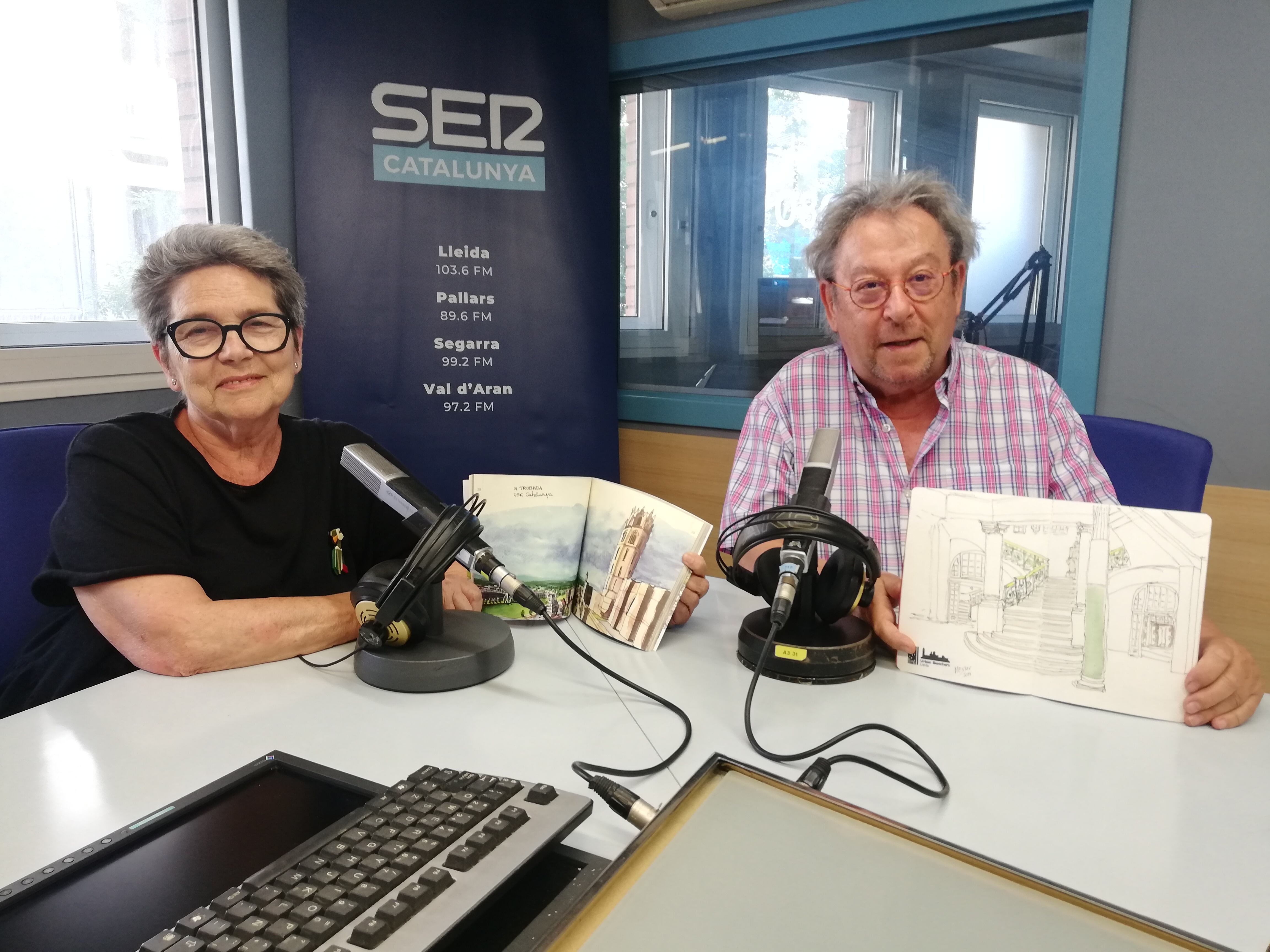 La presidenta del Cercle de Belles Arts i un representant del col·lectiu Urban Sketchers Lleida, aixoplugats al Cercle.