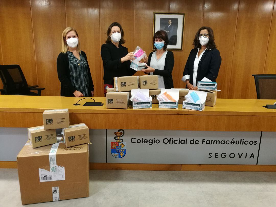 Responsables del Colegio de Farmacéuticos de Segovia y la empresa Bionet Medical entregan las mascarillas infantiles a la representante de Cáritas Segovia