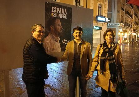 Los candidatos de VOX Jesús Marcos Martín y Rodrigo Jiménez junto a presidenta del partido en la provincia Esther Nuñez durante la la &quot;pegada&quot; de carteles