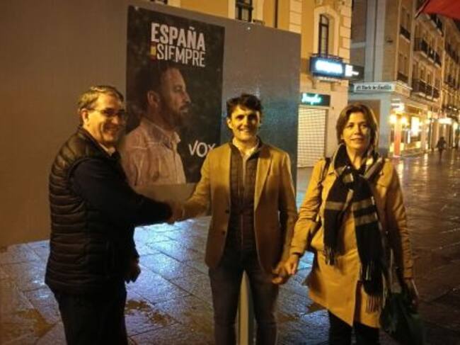 Los candidatos de VOX Jesús Marcos Martín y Rodrigo Jiménez junto a presidenta del partido en la provincia Esther Nuñez durante la la "pegada" de carteles