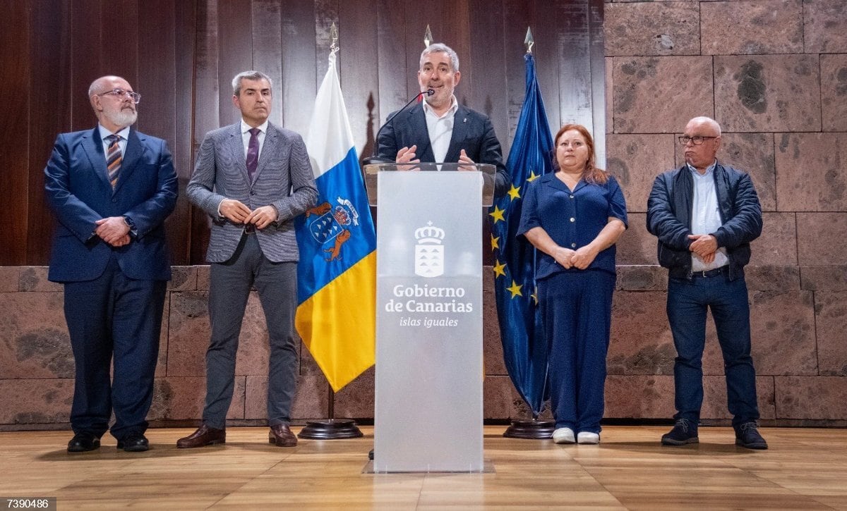 El presidente de Canarias, Fernando Clavijo, atiende a los medios de comunicación para dar cuenta de las medidas anticrisis tras la reunión del Consejo Asesor