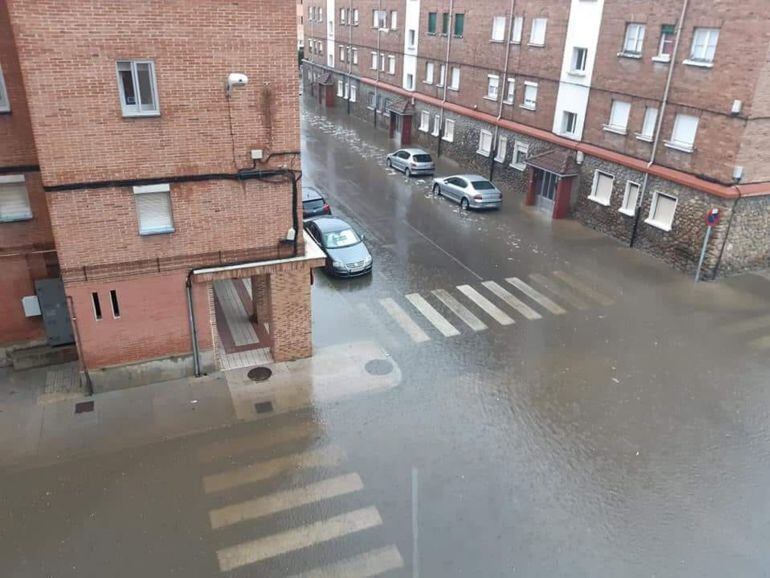 Imagen captada por un vecino de Guardo del estado de una calle durante la tormenta