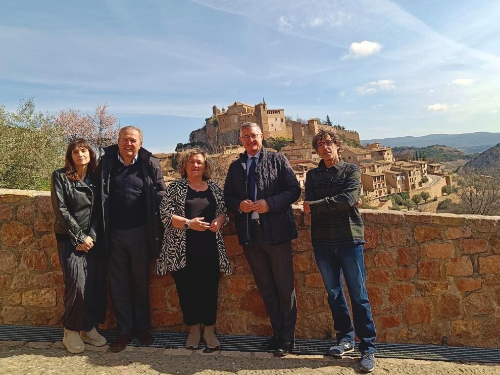 Blasco y Moncada, junto a la alcaldesa del municipio y miembros de la corporación. Foto: DGA