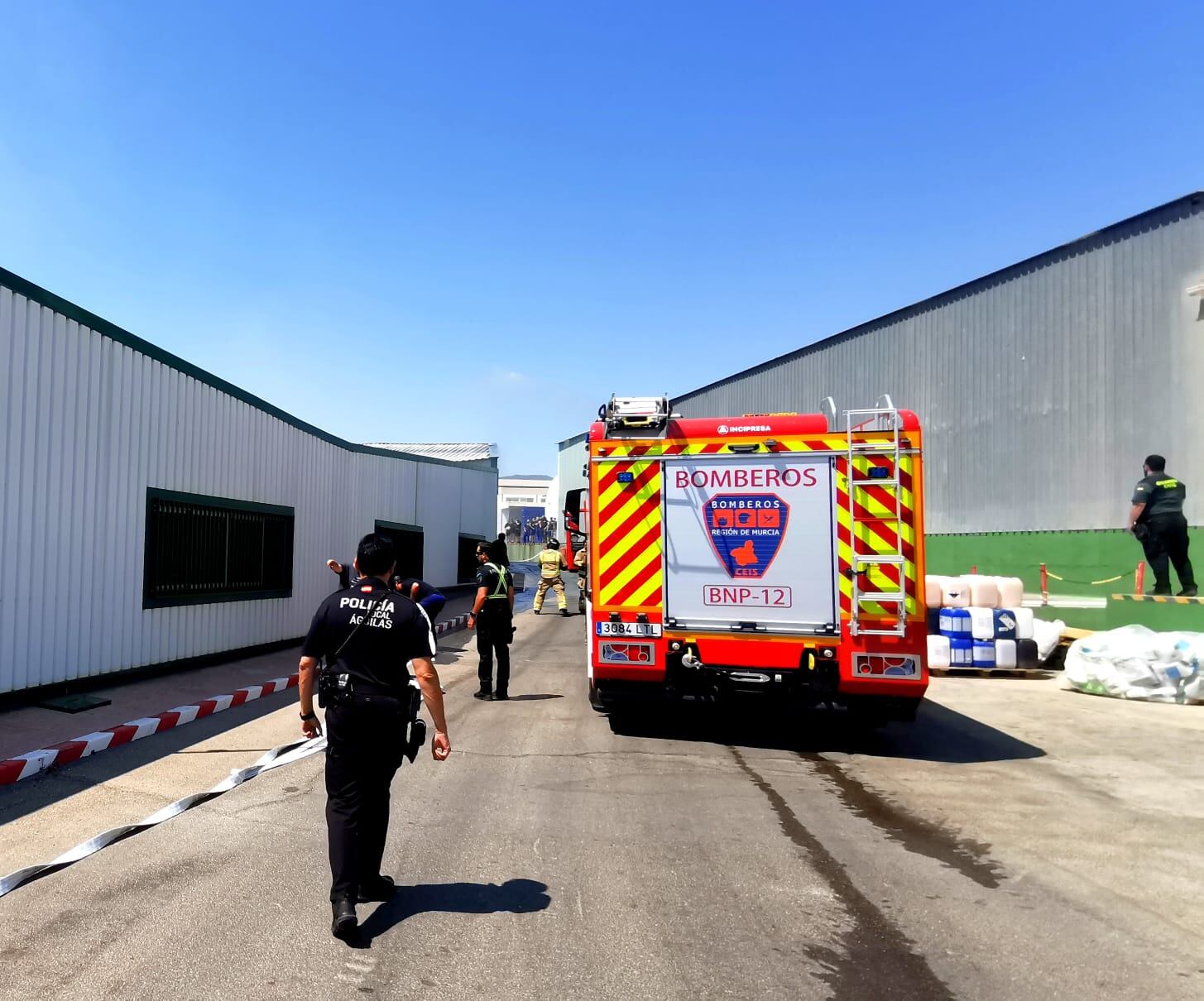 Intoxicados 4 trabajadores en un incendio de una nave de productos fitosanitarios de Águilas.