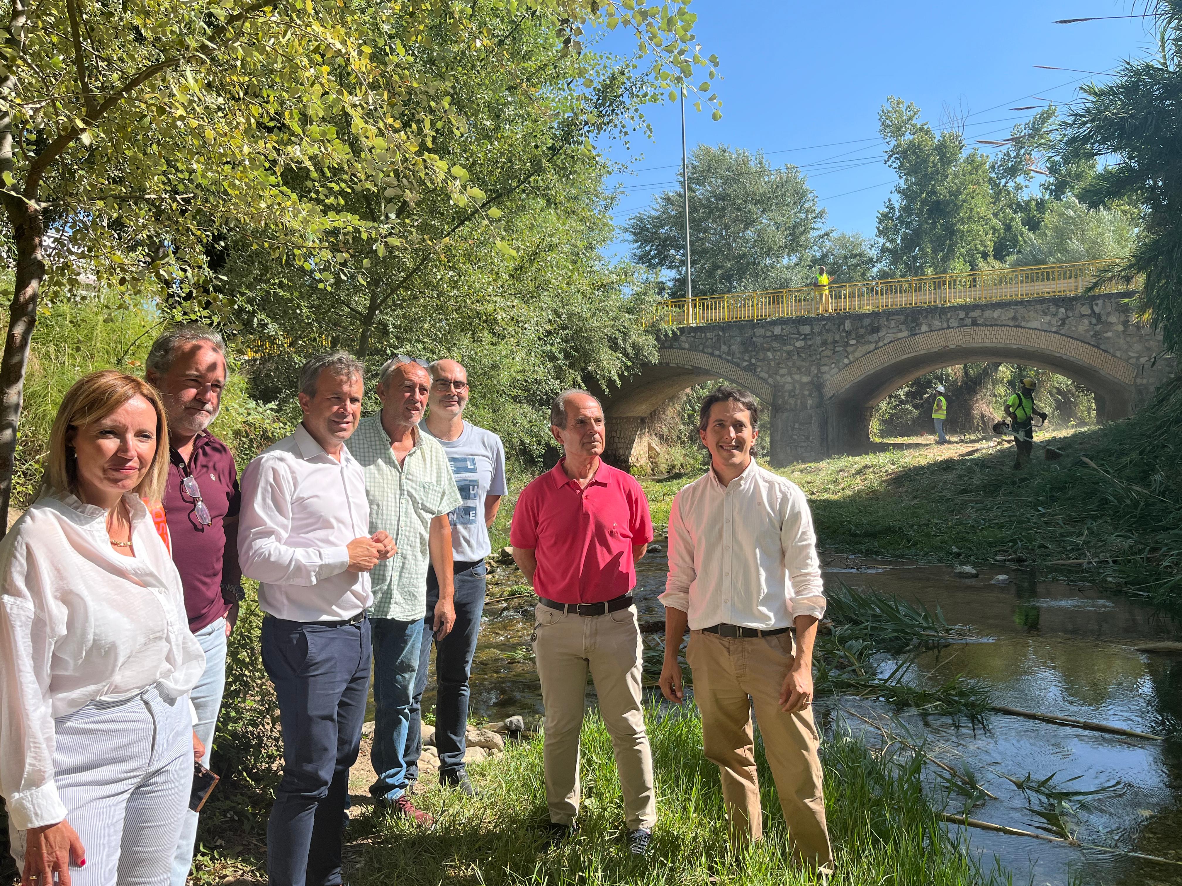 El alcalde de Jaén, Julio Millán, rodeado de concejales del equipo de gobierno y de los vecinos de Los Puentes.